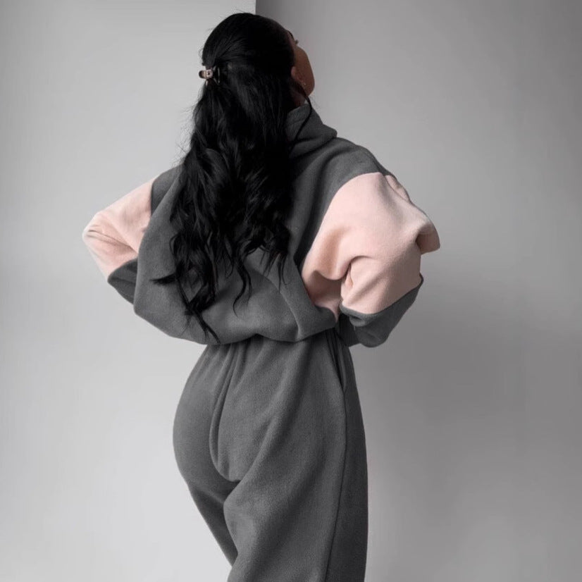 Kvinnors bekväma fleece träningsdräkt med elegant text Mirla-Eva Jonsson
