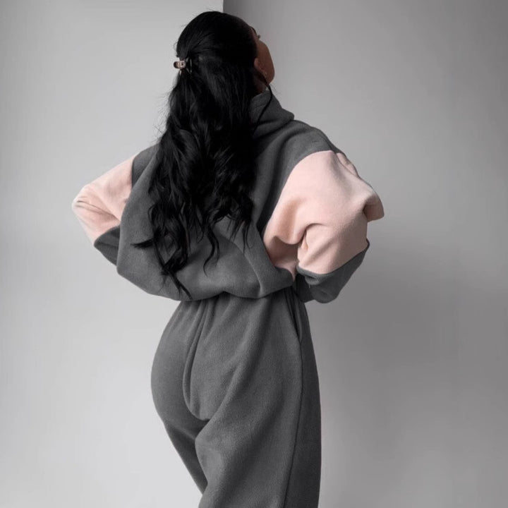 Kvinnors bekväma fleece träningsdräkt med elegant text Mirla-Eva Jonsson