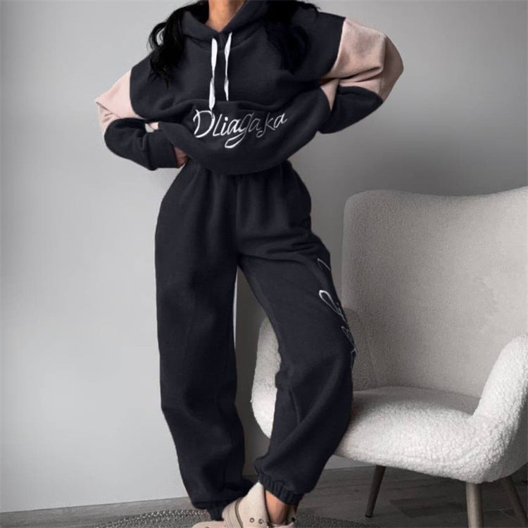 Kvinnors bekväma fleece träningsdräkt med elegant text Mirla-Eva Jonsson