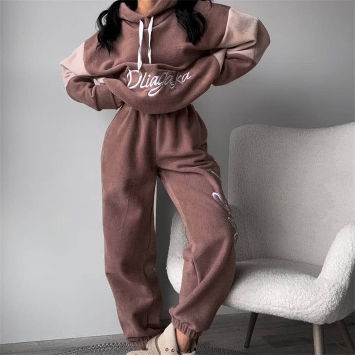 Kvinnors bekväma fleece träningsdräkt med elegant text Mirla-Eva Jonsson