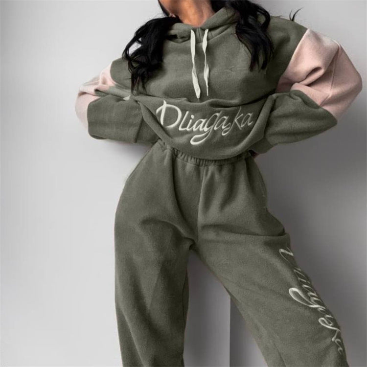 Kvinnors bekväma fleece träningsdräkt med elegant text Mirla-Eva Jonsson