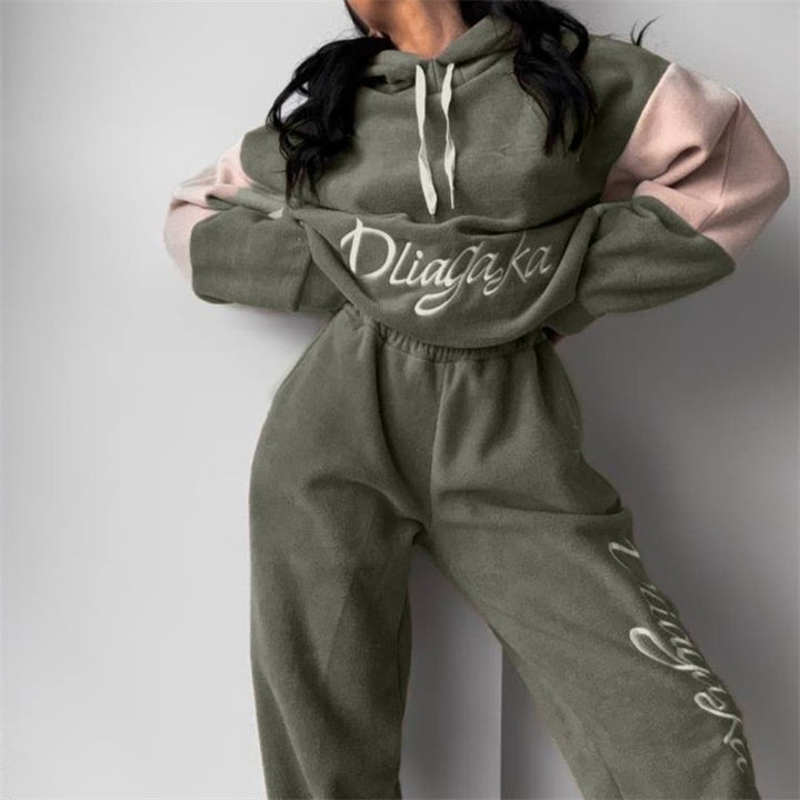 Kvinnors bekväma fleece träningsdräkt med elegant text Mirla-Eva Jonsson
