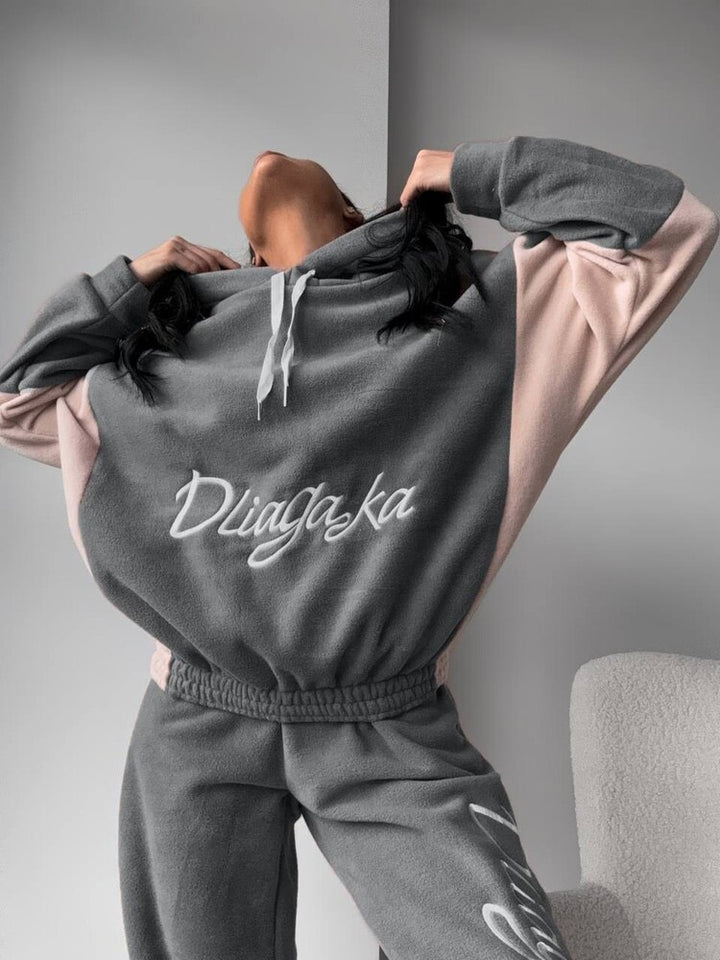 Kvinnors bekväma fleece träningsdräkt med elegant text Mirla-Eva Jonsson