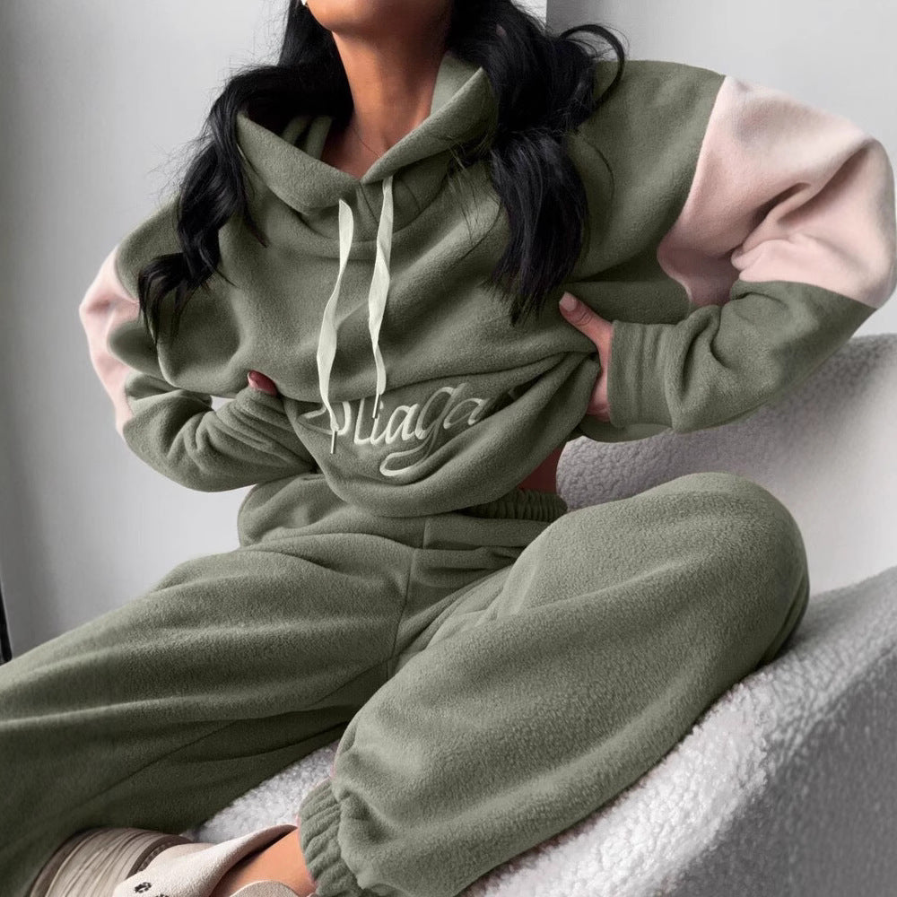 Kvinnors bekväma fleece träningsdräkt med elegant text Mirla-Eva Jonsson
