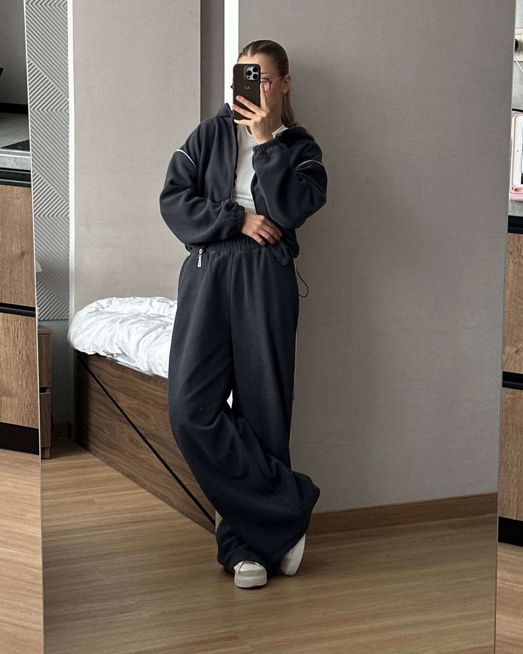 Kvinnors bekväma fleece träningsdräkt med hög krage och dragkedja Mirla-Eva Jonsson