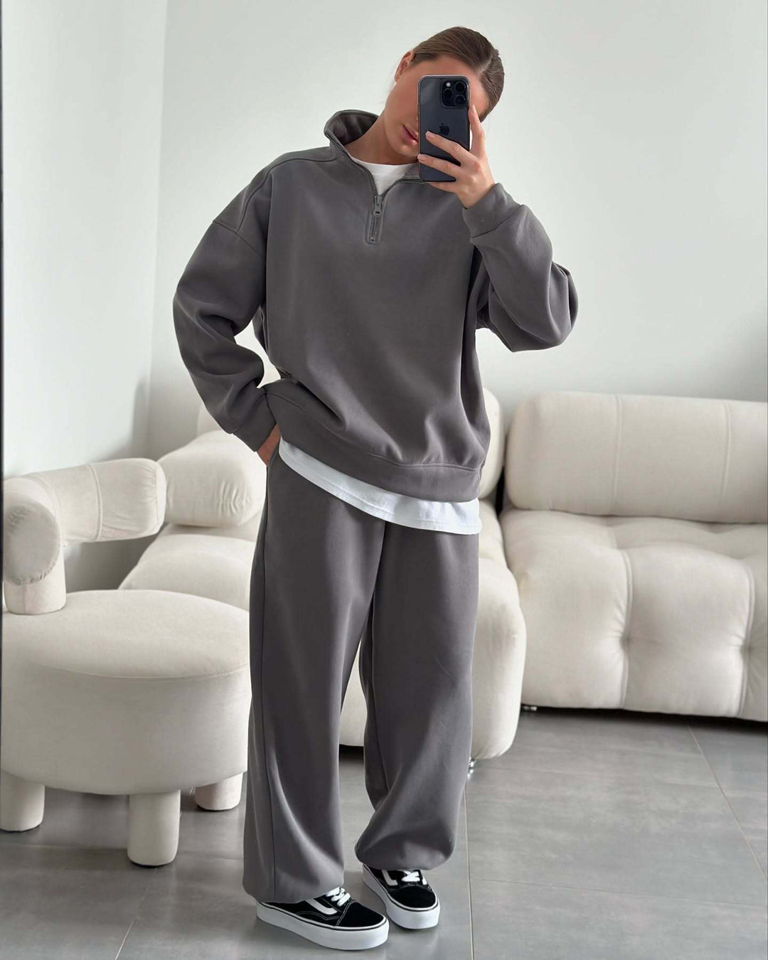 Kvinnors bekväma fleece zip hoodie med en avslappnad passform och vida ärmar-Eva Jonsson