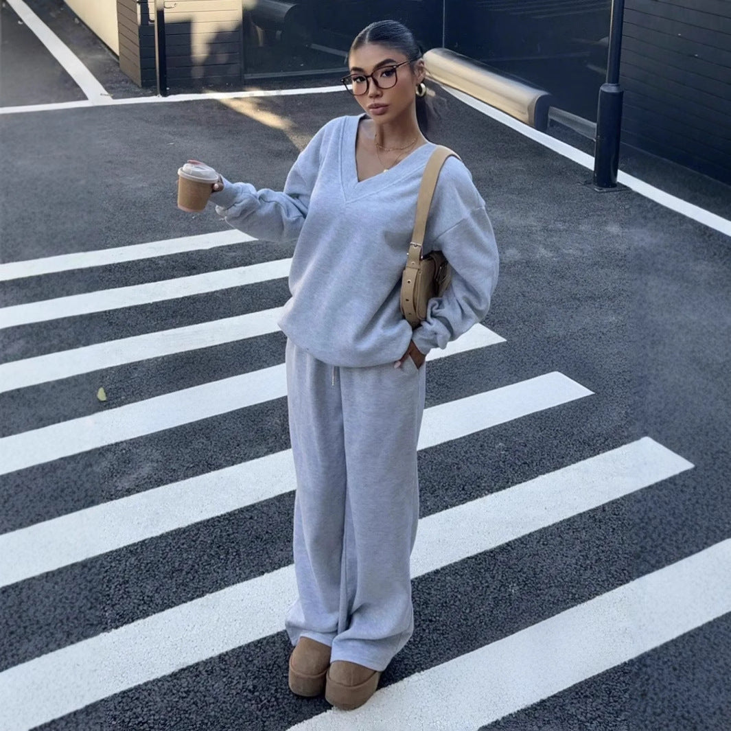 Kvinnors bekväma fritidsdräkt med V-hals och vida byxor Mirla-Eva Jonsson
