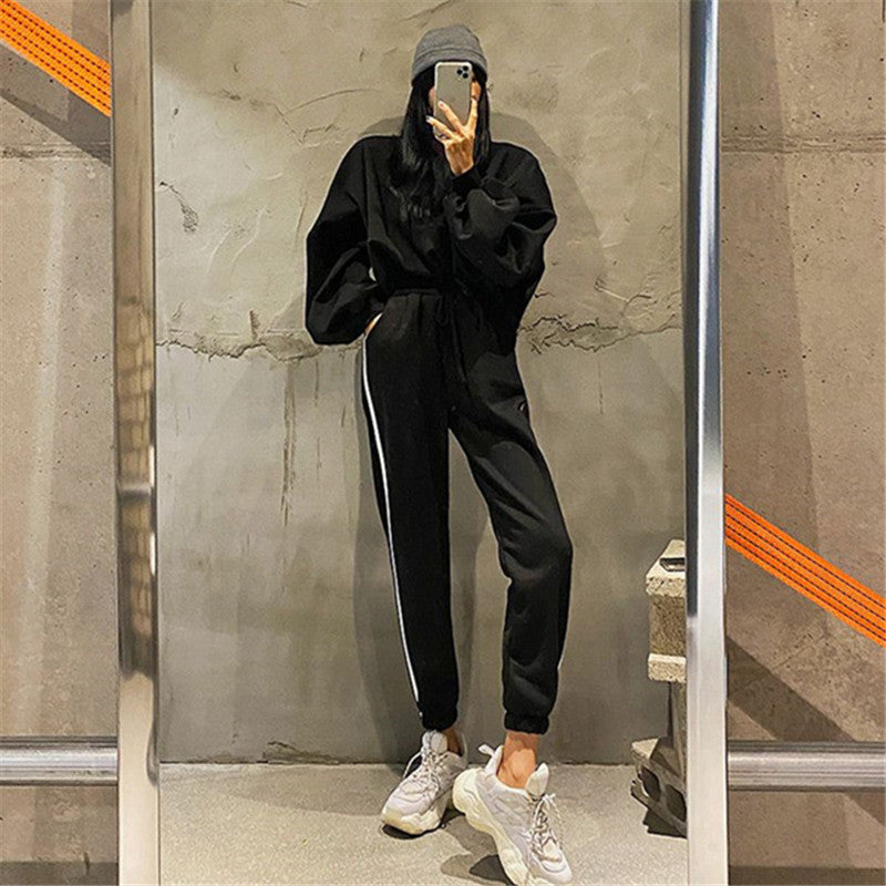 Kvinnors bekväma fritidsset med oversized tröja och joggingbyxor Mirla-Eva Jonsson