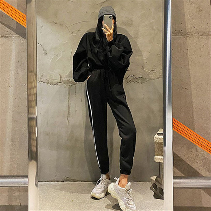 Kvinnors bekväma fritidsset med oversized tröja och joggingbyxor Mirla-Eva Jonsson