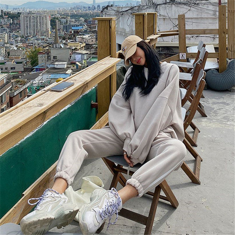 Kvinnors bekväma fritidsset med oversized tröja och joggingbyxor Mirla-Eva Jonsson