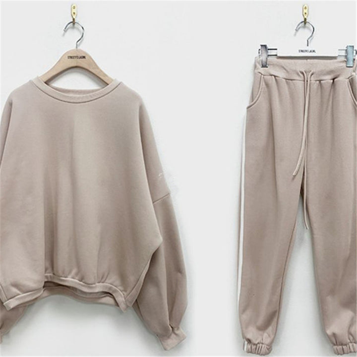 Kvinnors bekväma fritidsset med oversized tröja och joggingbyxor Mirla-Eva Jonsson