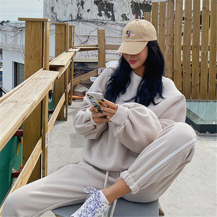 Kvinnors bekväma fritidsset med oversized tröja och joggingbyxor Mirla-Eva Jonsson