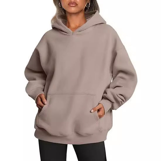 Kvinnors bekväma hoodie-set tillverkat av högkvalitativt sweatshirtmaterial med praktiska fickor Mirla-Eva Jonsson