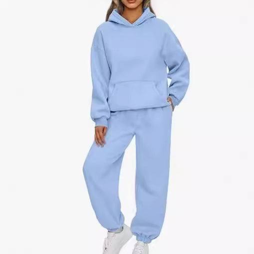 Kvinnors bekväma hoodie-set tillverkat av högkvalitativt sweatshirtmaterial med praktiska fickor Mirla-Eva Jonsson