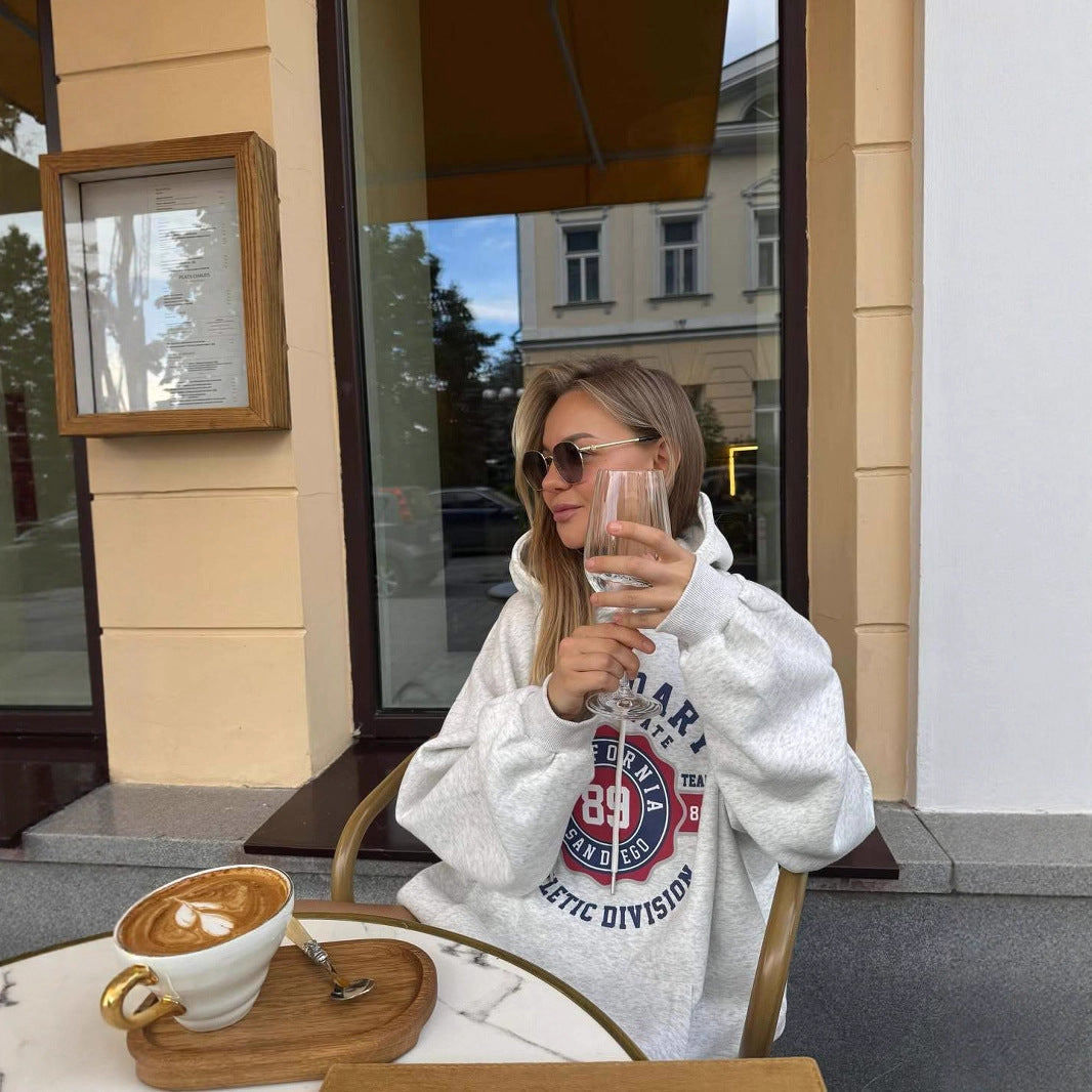Kvinnors bekväma huvtröja med sportig grafisk tryck och lös passform Mirla-Eva Jonsson