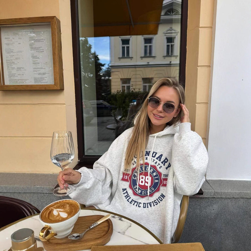 Kvinnors bekväma huvtröja med sportig grafisk tryck och lös passform Mirla-Eva Jonsson