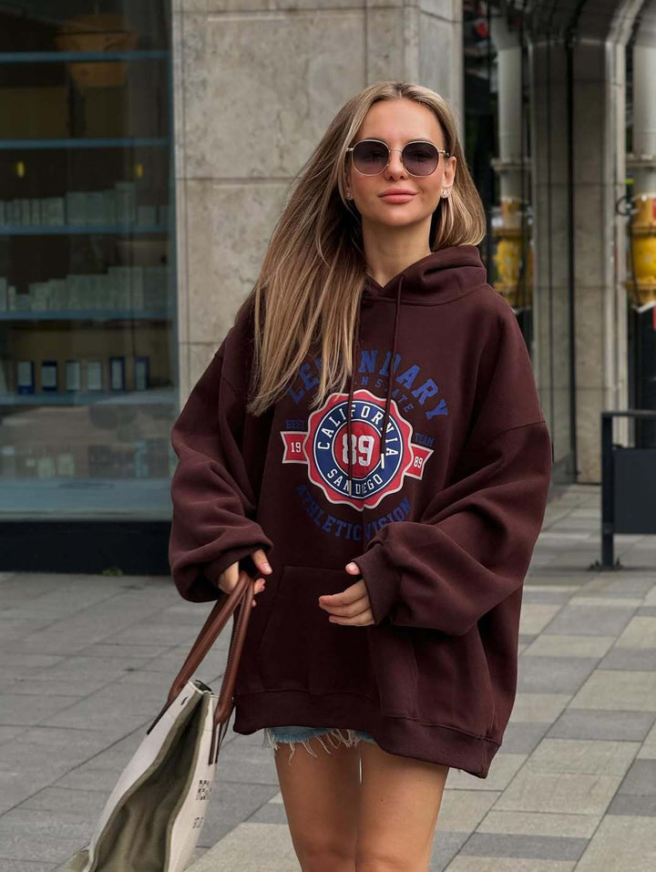 Kvinnors bekväma huvtröja med sportig grafisk tryck och lös passform Mirla-Eva Jonsson