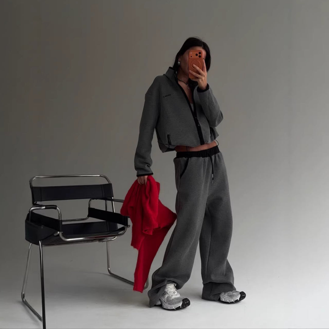 Kvinnors bekväma kort hoodie med hög krage och avslappnade joggers Mirla-Eva Jonsson