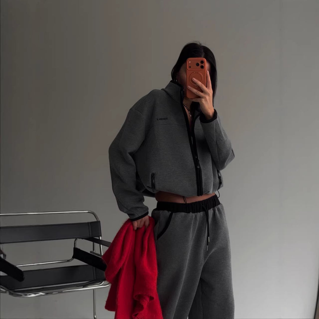 Kvinnors bekväma kort hoodie med hög krage och avslappnade joggers Mirla-Eva Jonsson