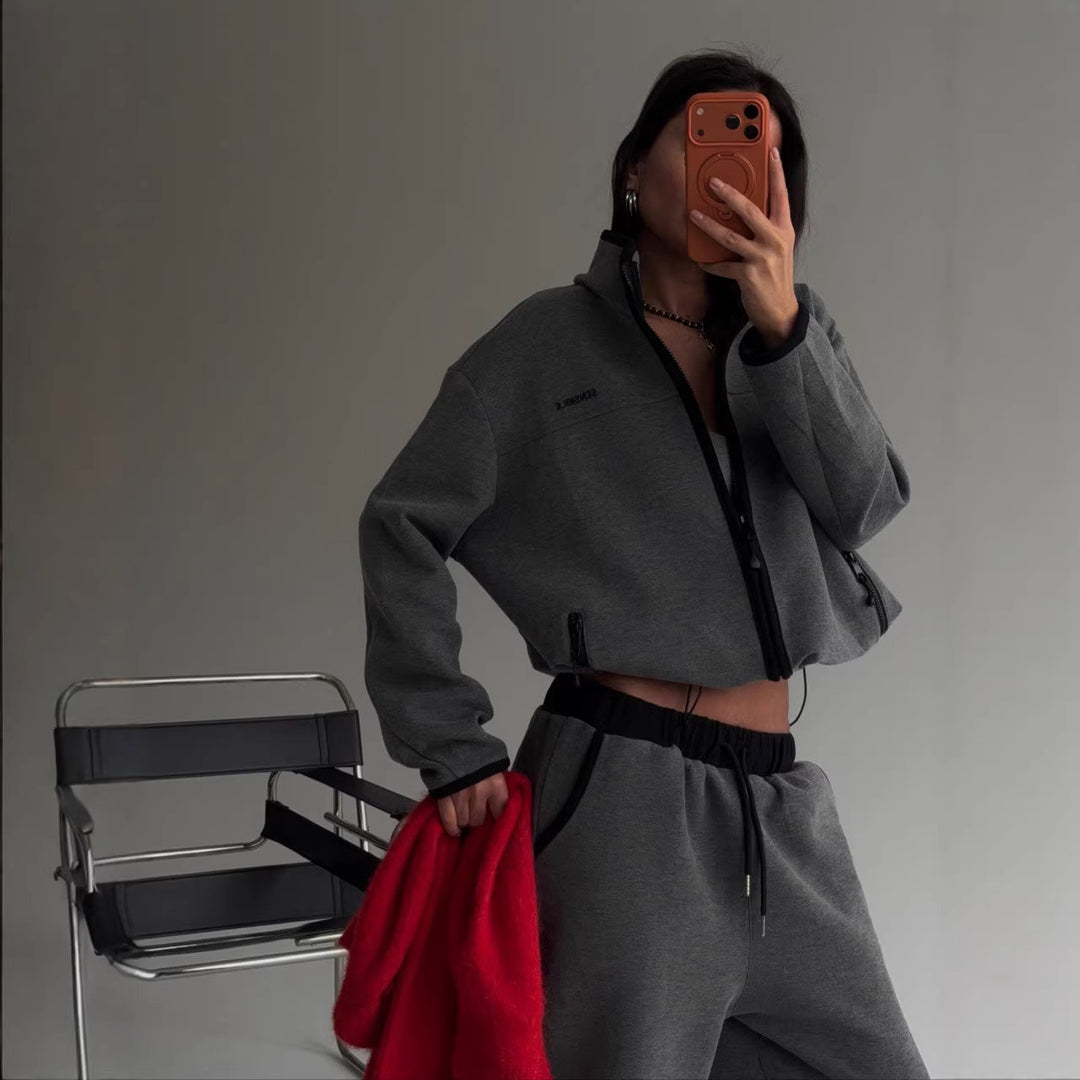Kvinnors bekväma kort hoodie med hög krage och avslappnade joggers Mirla-Eva Jonsson