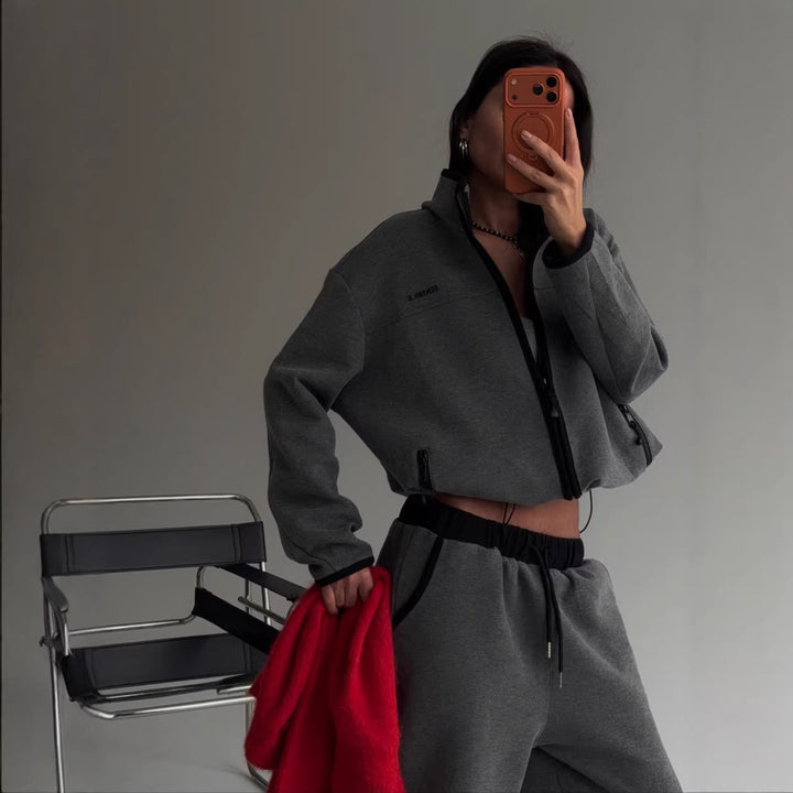 Kvinnors bekväma kort hoodie med hög krage och avslappnade joggers Mirla-Eva Jonsson