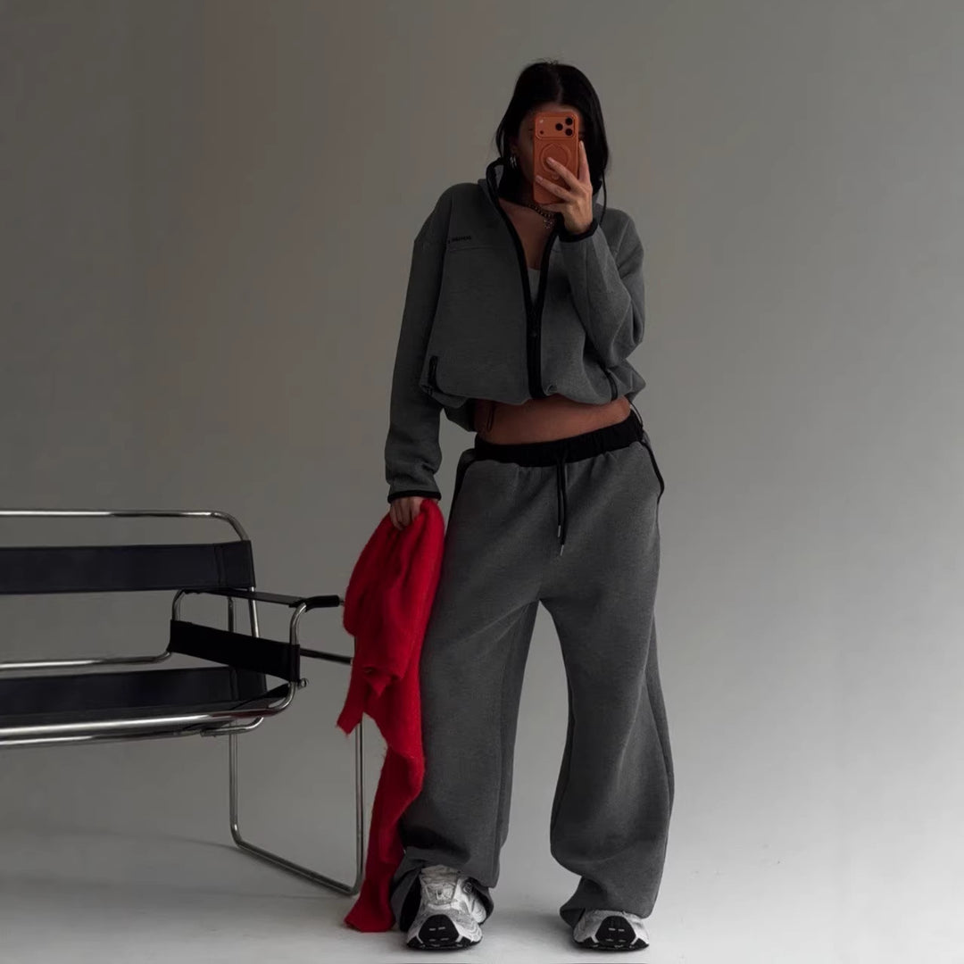 Kvinnors bekväma kort hoodie med hög krage och avslappnade joggers Mirla-Eva Jonsson