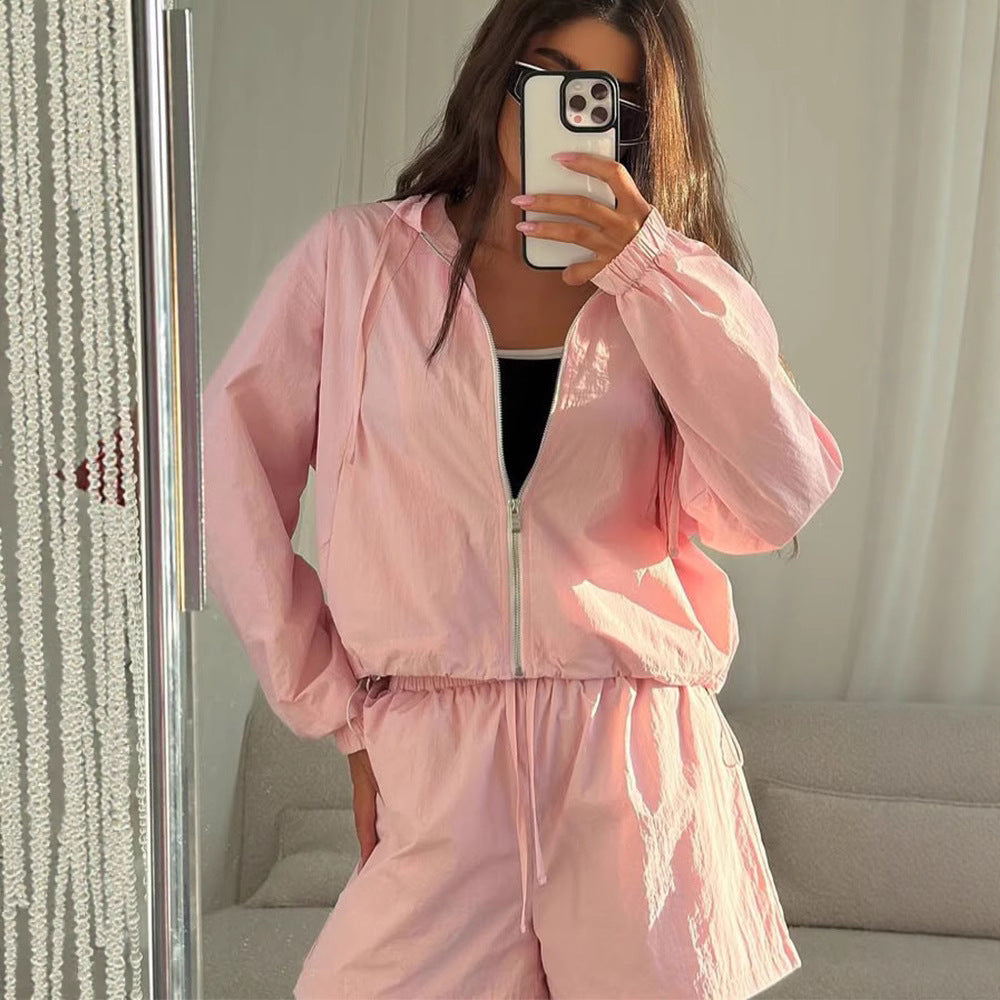 Kvinnors bekväma korta jumpsuit med huva och elastisk midjeband Mirla-Eva Jonsson