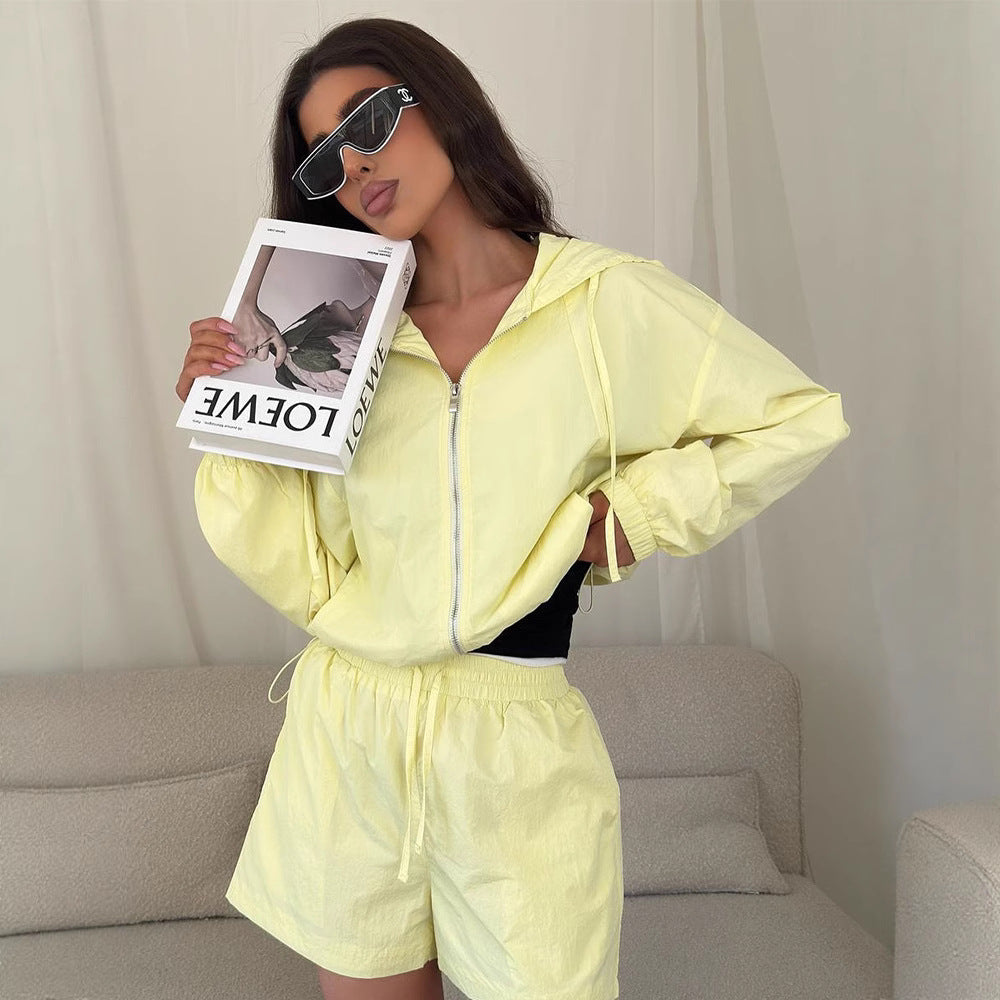 Kvinnors bekväma korta jumpsuit med huva och elastisk midjeband Mirla-Eva Jonsson