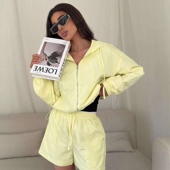 Kvinnors bekväma korta jumpsuit med huva och elastisk midjeband Mirla-Eva Jonsson