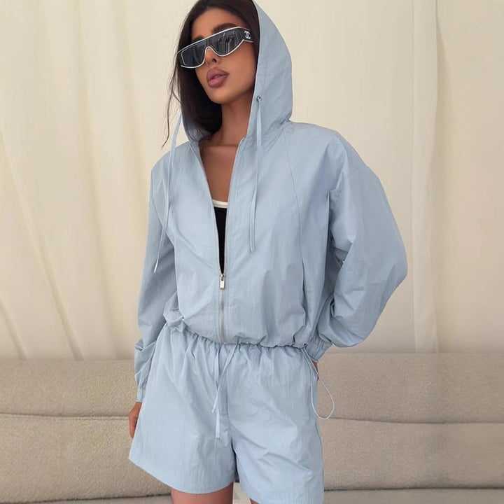 Kvinnors bekväma korta jumpsuit med huva och elastisk midjeband Mirla-Eva Jonsson