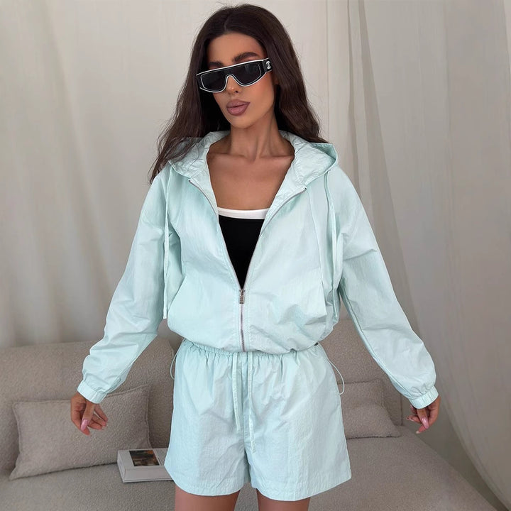 Kvinnors bekväma korta jumpsuit med huva och elastisk midjeband Mirla-Eva Jonsson