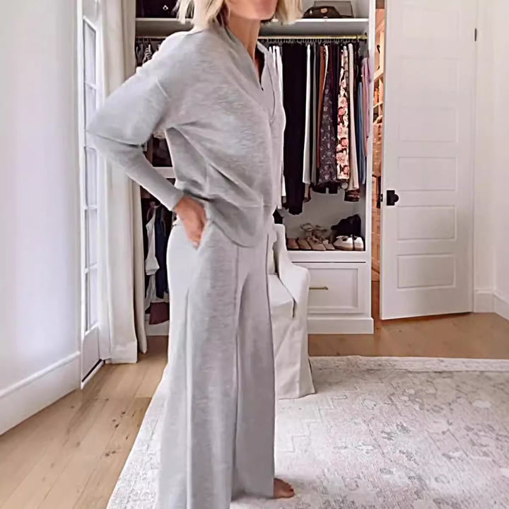 Kvinnors bekväma loungemodellset med V-hals och lös passform Mirla-Eva Jonsson