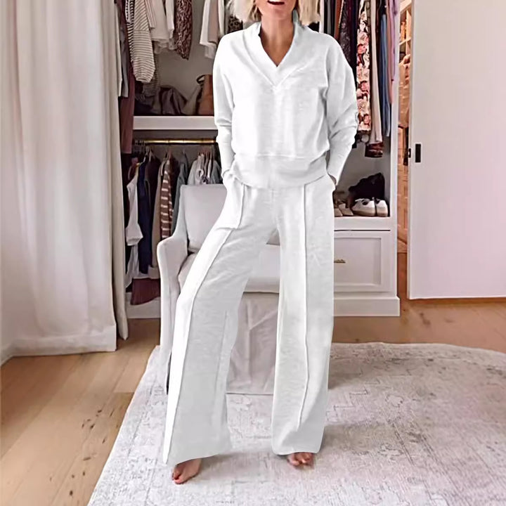Kvinnors bekväma loungemodellset med V-hals och lös passform Mirla-Eva Jonsson