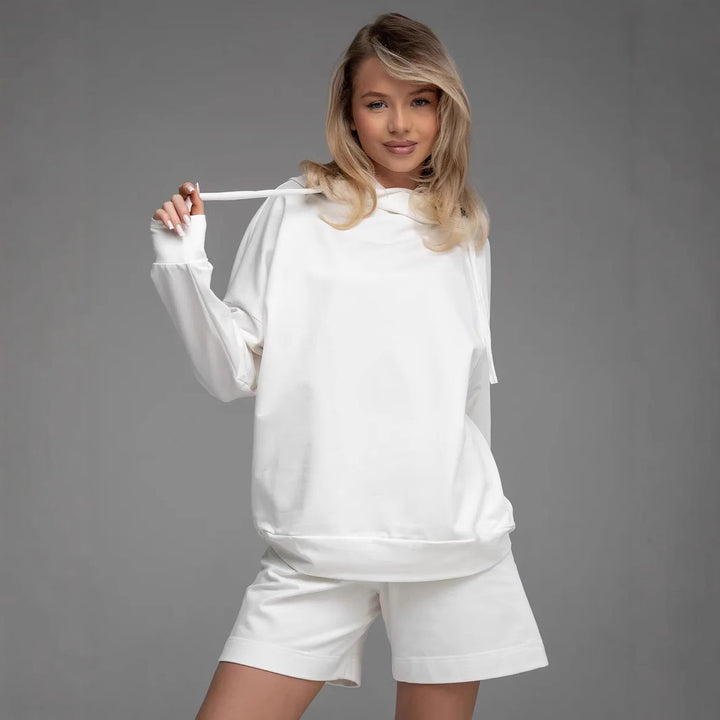Kvinnors bekväma och stiliga hoodie med avslappnad känguruficka och shorts set Mirla-Eva Jonsson