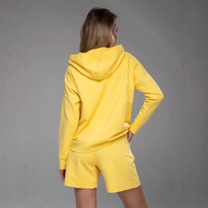 Kvinnors bekväma och stiliga hoodie med avslappnad känguruficka och shorts set Mirla-Eva Jonsson