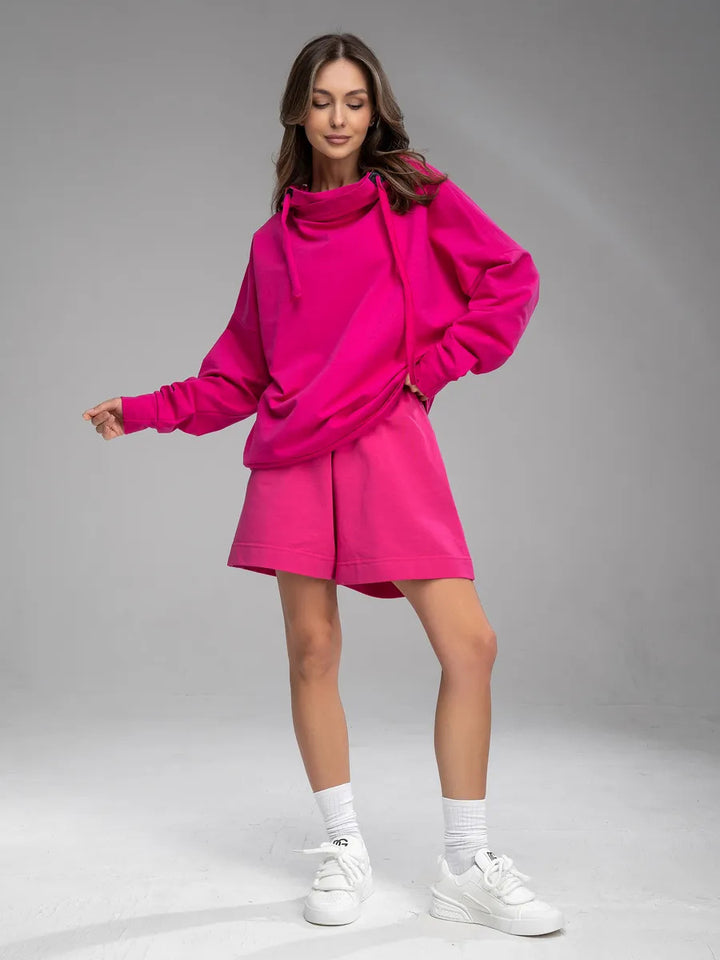 Kvinnors bekväma och stiliga hoodie med avslappnad känguruficka och shorts set Mirla-Eva Jonsson