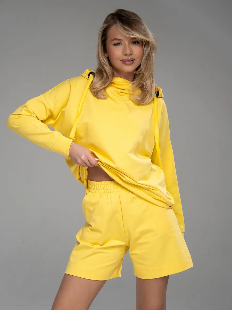 Kvinnors bekväma och stiliga hoodie med avslappnad känguruficka och shorts set Mirla-Eva Jonsson