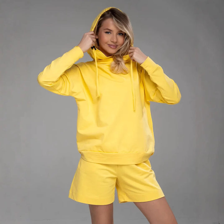 Kvinnors bekväma och stiliga hoodie med avslappnad känguruficka och shorts set Mirla-Eva Jonsson