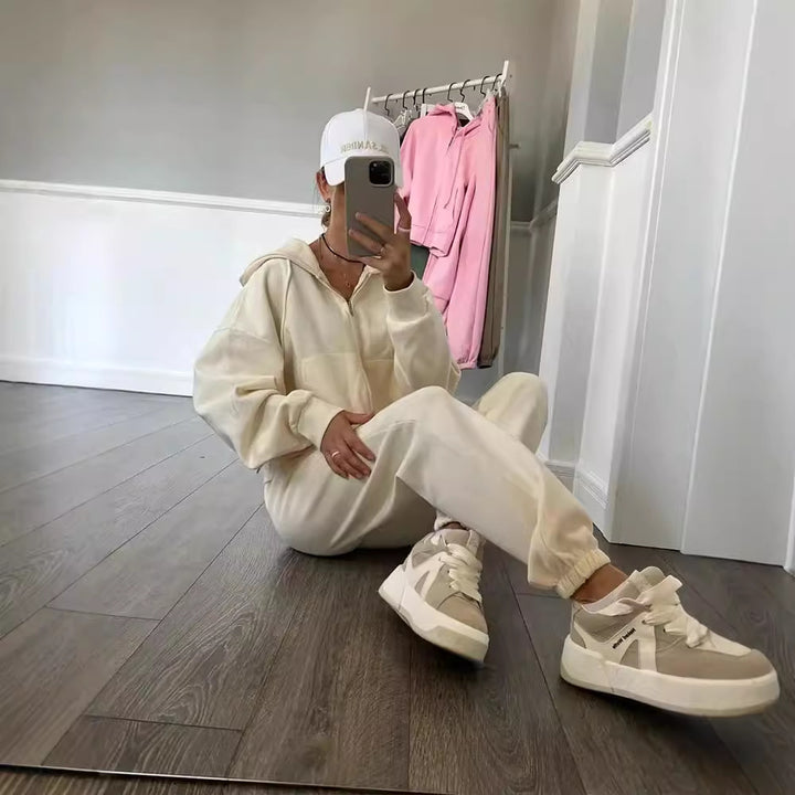 Kvinnors bekväma oversized sweatshirt med avslappnade joggingbyxor Mirla-Eva Jonsson