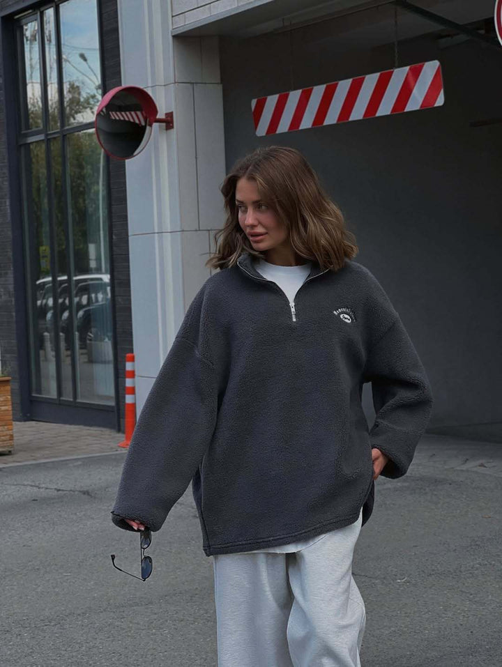 Kvinnors bekväma pullover med kort dragkedja och mjuk sammetsliknande inre struktur Mirla-Eva Jonsson
