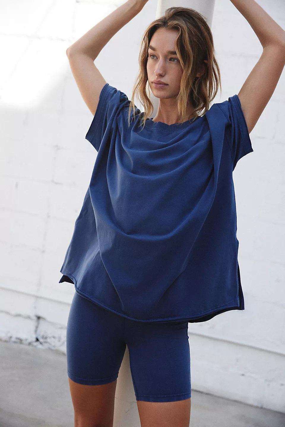 Kvinnors bekväma sportloungewear-set med oversized topp och shorts Mirla-Eva Jonsson