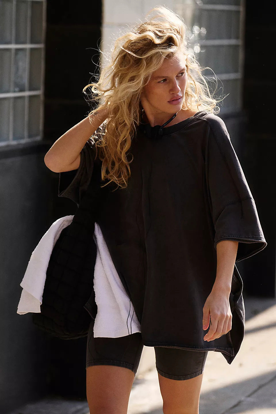 Kvinnors bekväma sportloungewear-set med oversized topp och shorts Mirla-Eva Jonsson