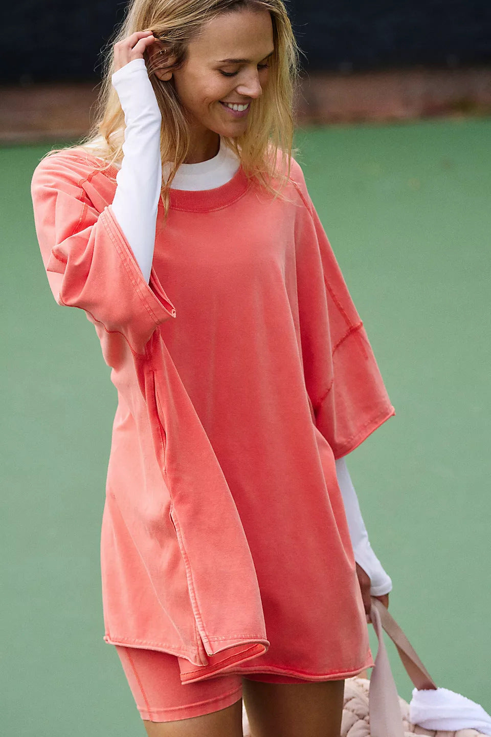 Kvinnors bekväma sportloungewear-set med oversized topp och shorts Mirla-Eva Jonsson