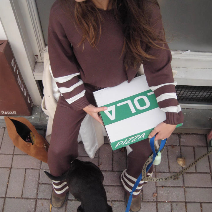 Kvinnors bekväma stickade dräkt i en avslappnad design med en bred midja och kontraststripes Mirla-Eva Jonsson