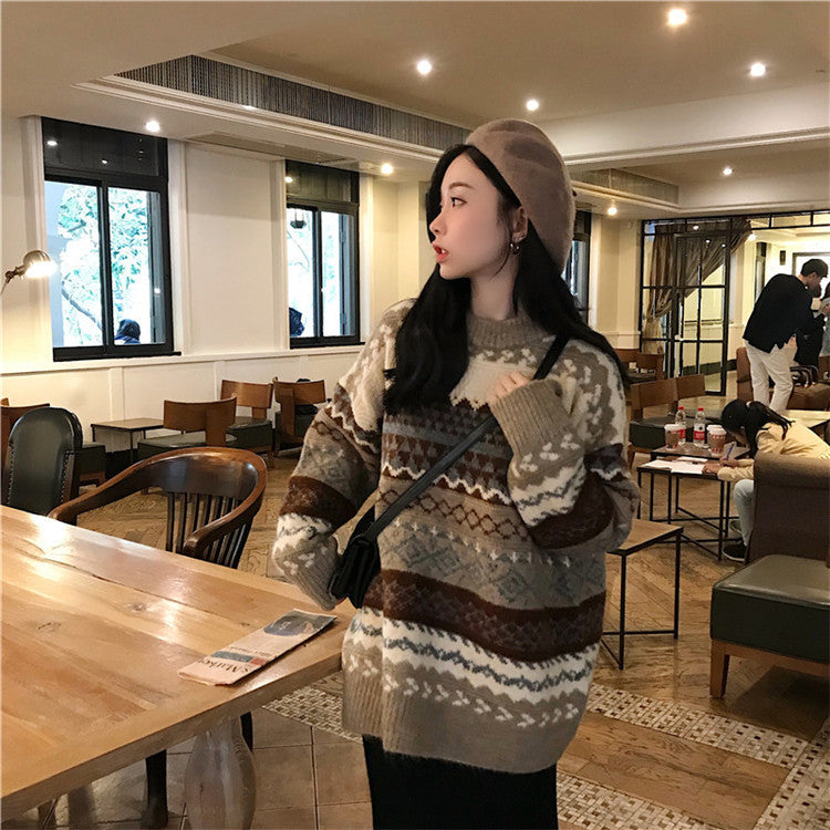 Kvinnors bekväma stickade tröja i retro mönsterdesign Mirla-Eva Jonsson
