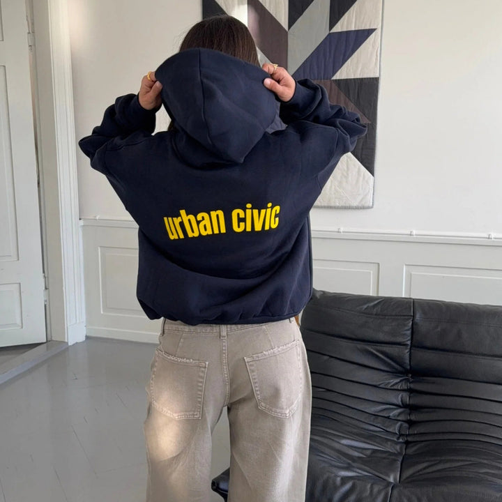 Kvinnors bekväma streetwear-hoodie med iögonfallande bokstäver Mirla-Eva Jonsson