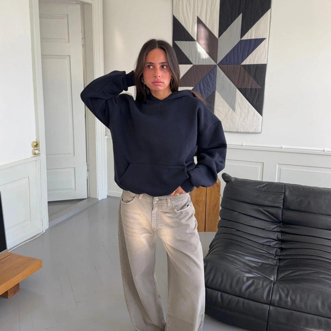 Kvinnors bekväma streetwear-hoodie med iögonfallande bokstäver Mirla-Eva Jonsson