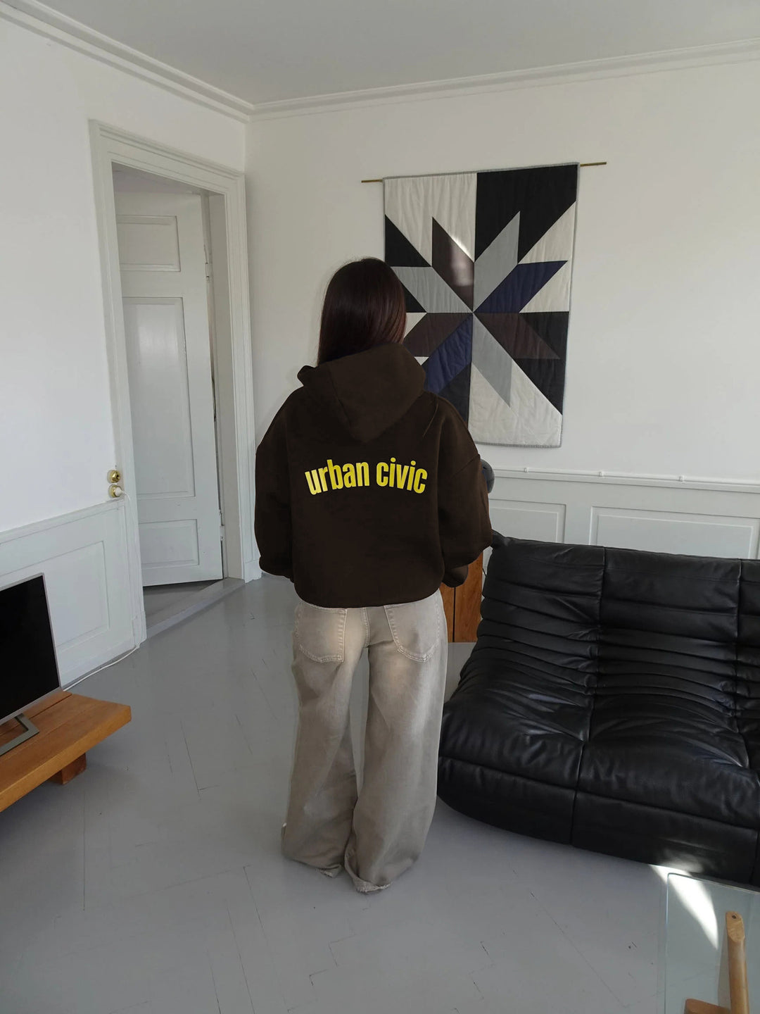 Kvinnors bekväma streetwear-hoodie med iögonfallande bokstäver Mirla-Eva Jonsson