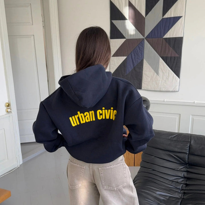 Kvinnors bekväma streetwear-hoodie med iögonfallande bokstäver Mirla-Eva Jonsson