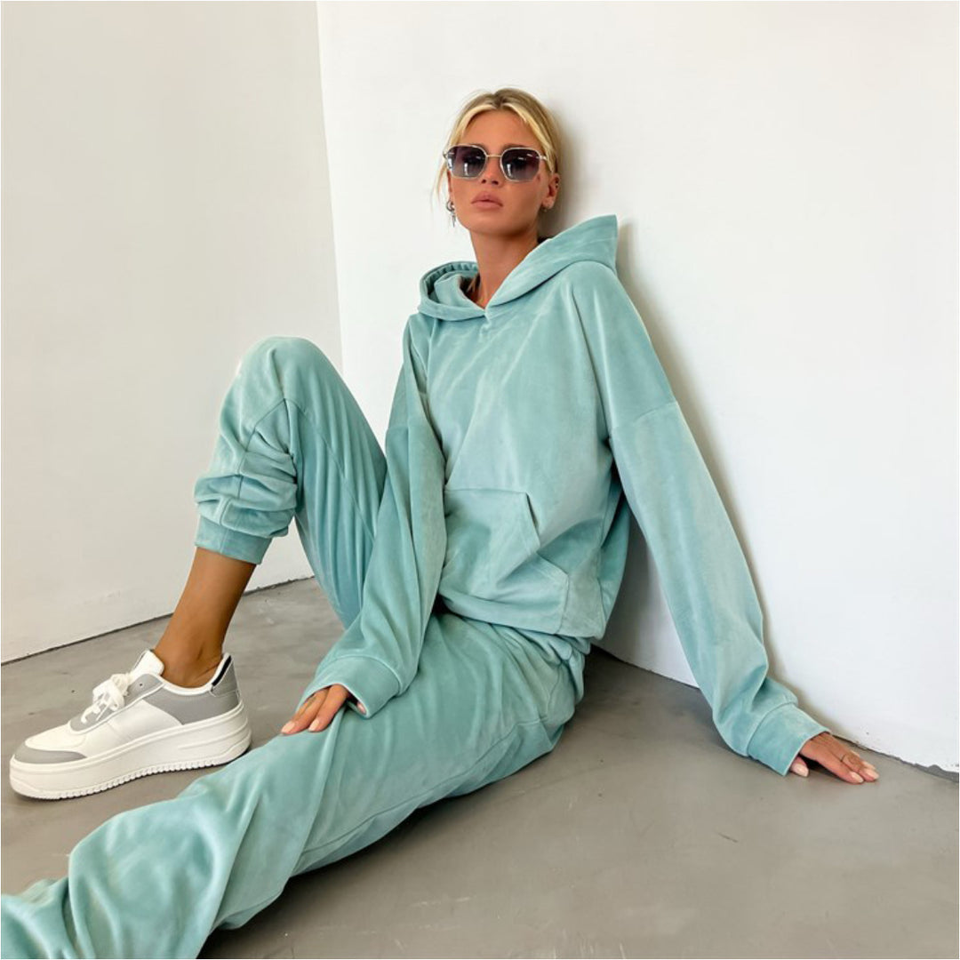 Kvinnors bekväma velour sweatshirt set med huva och elastisk midja Mirla-Eva Jonsson